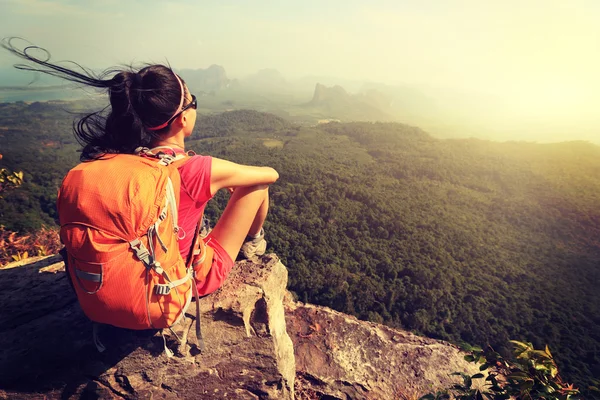 Woman backpacker hiking — Stock Photo, Image