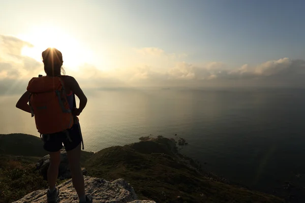 Woman backpacker hiking — Stock Photo, Image