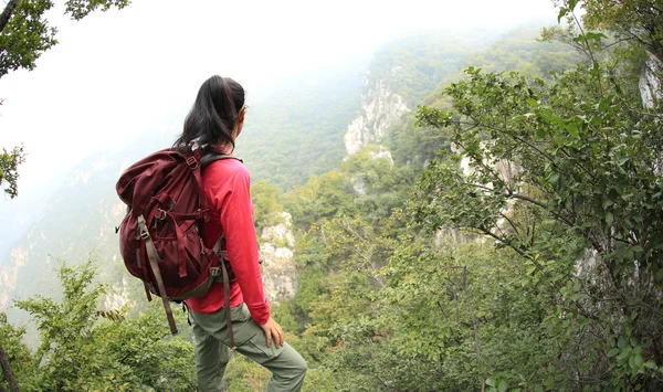 Junge Wanderin — Stockfoto