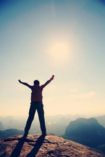 Cheering woman hiker — Stock Photo, Image