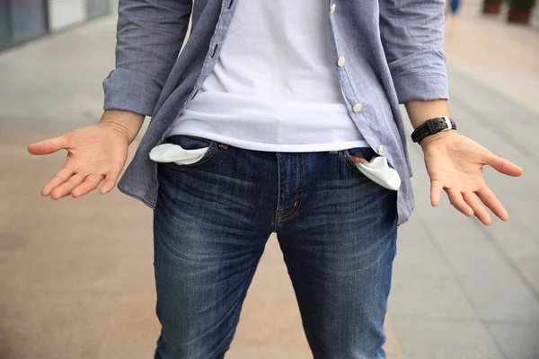 Hombre con bolsillos vacíos —  Fotos de Stock