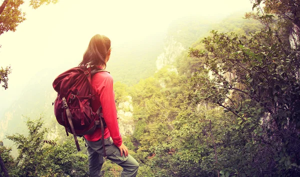 Junge Wanderin — Stockfoto