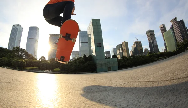 Skateboarden bij zonsopgang city — Stockfoto