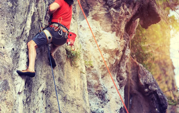 Scalatore di roccia sulla scogliera — Foto Stock