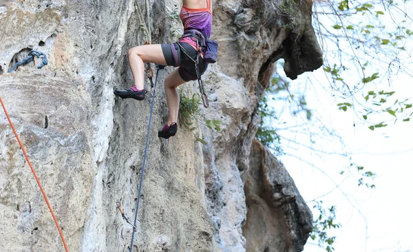 Rock climber on cliff — Stock Photo, Image