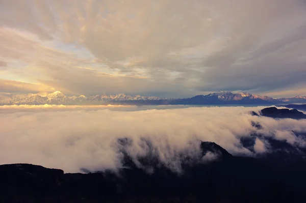 Sommets gelés des montagnes — Photo