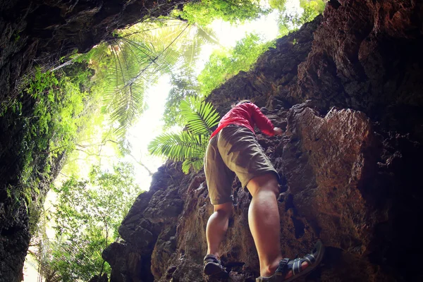 Rock climber at cliff — Stock Photo, Image