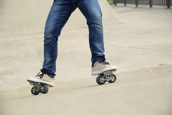 Freeline skateboarder équitation — Photo