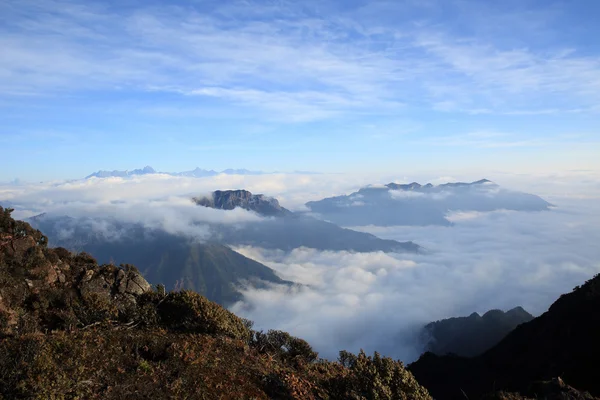 Sommets gelés des montagnes — Photo