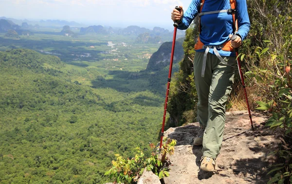 Woman backpacker walking — Stock Photo, Image