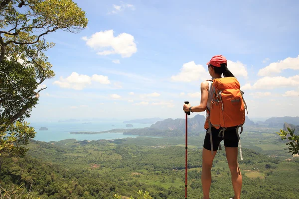 Mujer exitosa excursionista — Foto de Stock