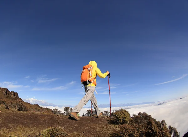 Woman backpacker climbing — Stock Photo, Image