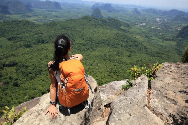 Mujer exitosa excursionista — Foto de Stock