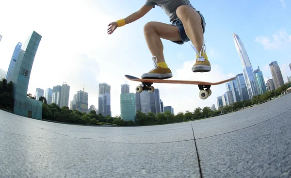 Skateboarder skateboard en ville — Photo