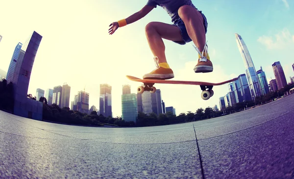 Skateboarder skateboard en ville — Photo