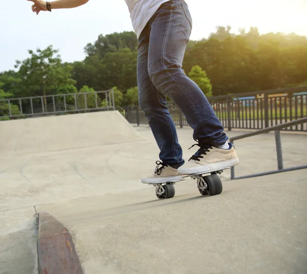 Freeline skateboarder équitation — Photo