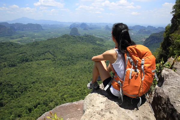 Mujer exitosa excursionista — Foto de Stock