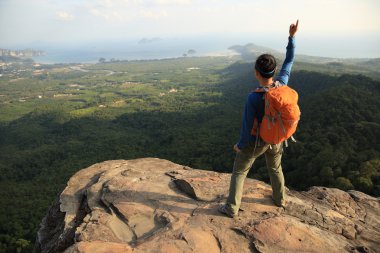 başarılı kadın uzun yürüyüşe çıkan kimse