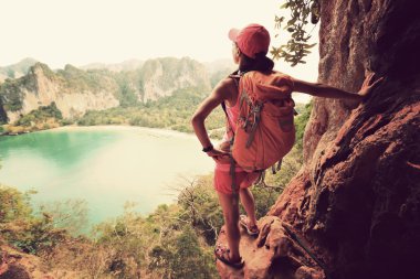 kadın manzarayı uzun yürüyüşe çıkan kimse