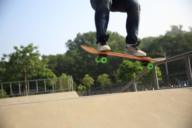 Genç kadın kaykaycı