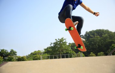 Genç kadın kaykaycı