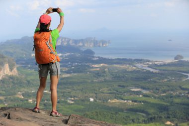 genç kadın uzun yürüyüşe çıkan kimse 