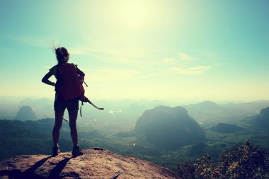 başarılı kadın uzun yürüyüşe çıkan kimse