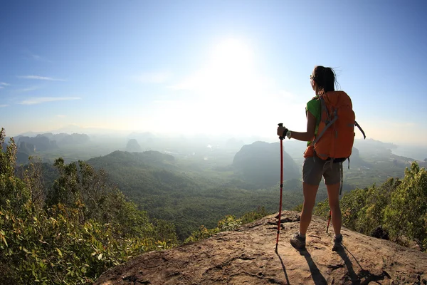 Escursionista donna di successo — Foto Stock