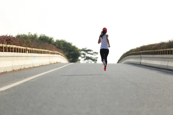 Jovem mulher fitness — Fotografia de Stock