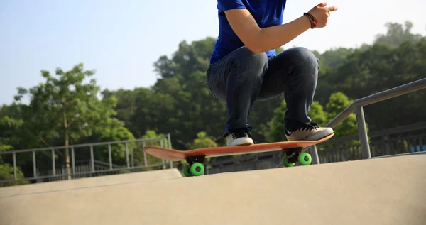 Skateboarder üben Ollie — Stockfoto