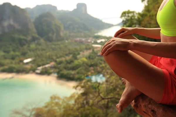 Mujer Practica Yoga — Foto de Stock