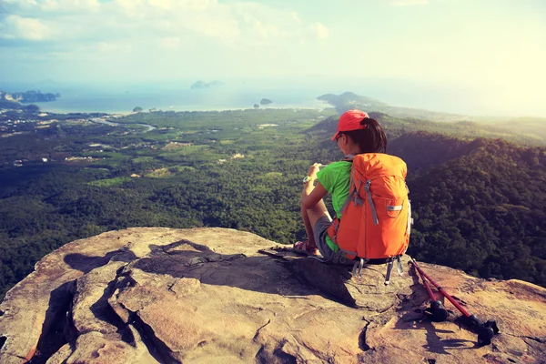 Mujer joven excursionista — Foto de Stock