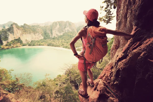 Mujer excursionista disfrutando de vista — Foto de Stock