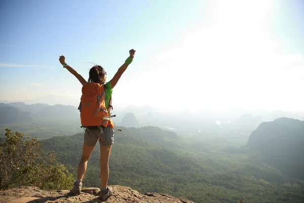 Animando a la mujer excursionista — Foto de Stock