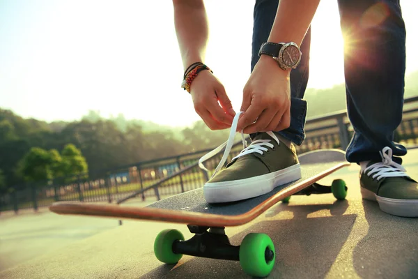 Skateboarder amarrando cadarço — Fotografia de Stock