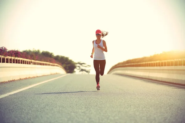 Junge Fitness-Frau — Stockfoto