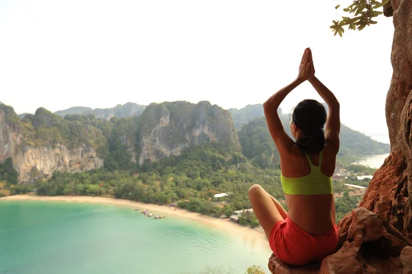 Vrouw praktijk yoga — Stockfoto