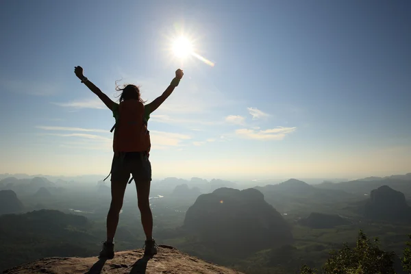 Backpacker olan kadın — Stok fotoğraf