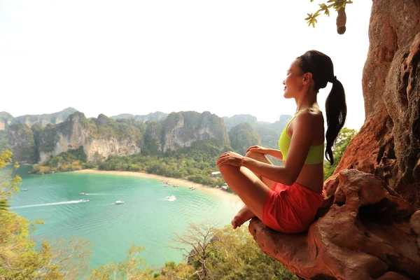 Vrouw praktijk yoga — Stockfoto