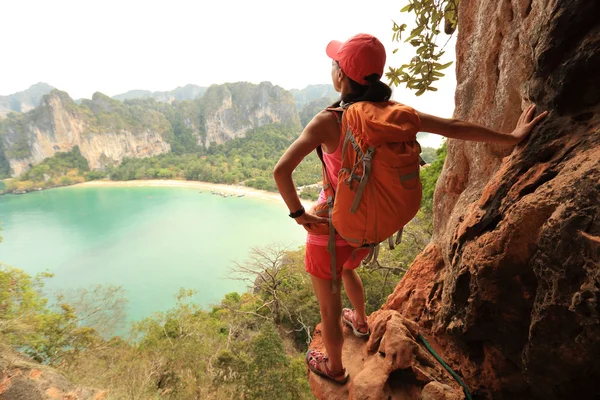 Mujer excursionista disfrutando de vista — Foto de Stock