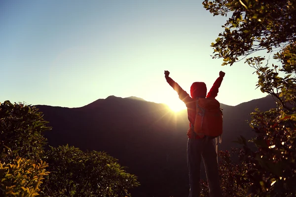 Successful woman hiker — Stock Photo, Image