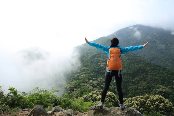 Cheering donna escursionista — Foto Stock