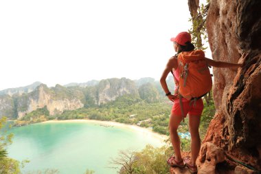 kadın manzarayı uzun yürüyüşe çıkan kimse