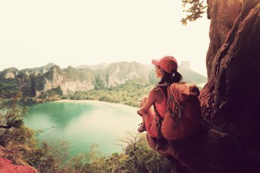 kadın manzarayı uzun yürüyüşe çıkan kimse