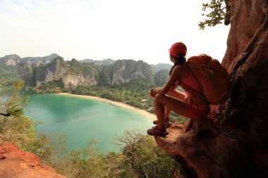 kadın manzarayı uzun yürüyüşe çıkan kimse