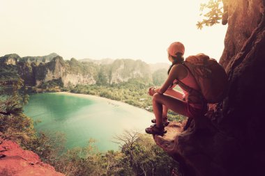 kadın manzarayı uzun yürüyüşe çıkan kimse