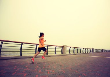 Genç fitness kadını