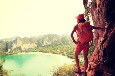 kadın manzarayı uzun yürüyüşe çıkan kimse