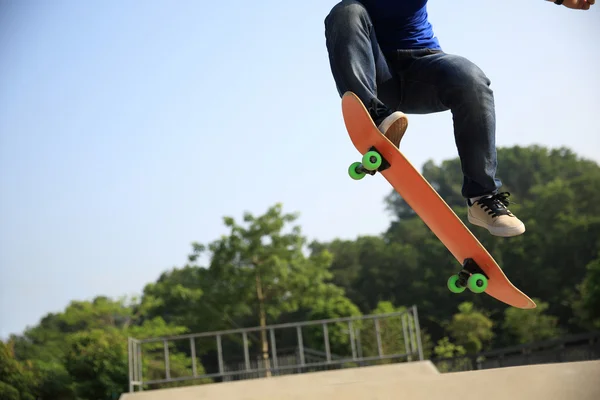 Jeune femme skateboarder — Photo