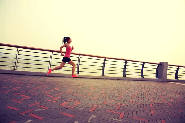 Jovem mulher fitness — Fotografia de Stock